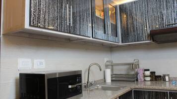 City Apartment | Private kitchen | Full-sized fridge, microwave, oven, electric kettle