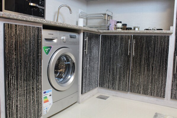 Apartamento urbano | Cozinha privada | Geladeira grande, micro-ondas, fogão, chaleira elétrica