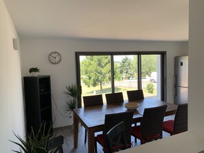 Dining - 76m2 apartment town center, near beach (Billiers)