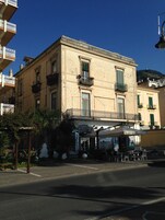 Un edificio de dos pisos con un restaurante en la planta baja.