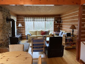 TV connectée, lecteur de DVD, livres