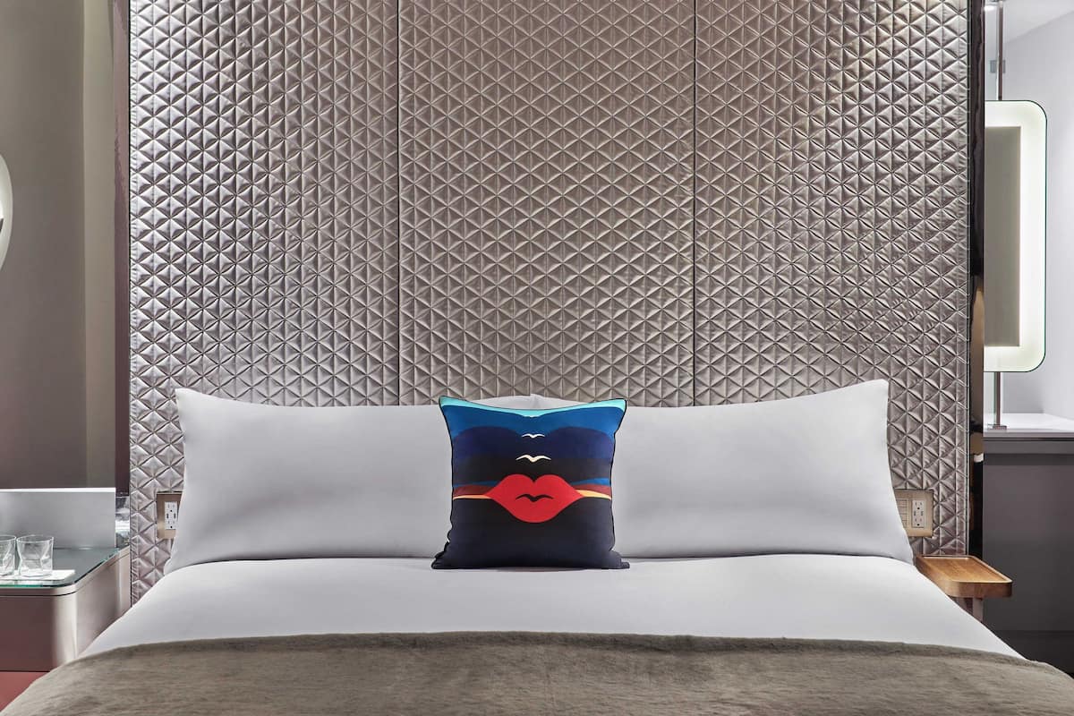 Ropa de cama de alta calidad, edredón, camas con pillow-top y minibar