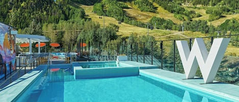 Una piscina con vistas a un paisaje montañoso.