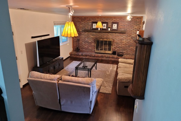 Fernseher, Kamin, DVD-Player, Bücher