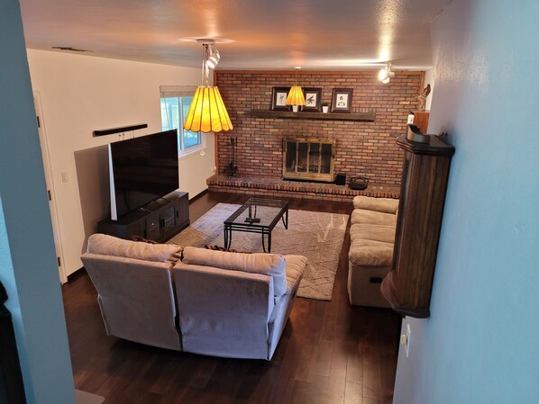 TV, caminetto, lettore DVD, libri