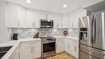 Jääkaappi, mikroaaltouuni, uuni, liesi