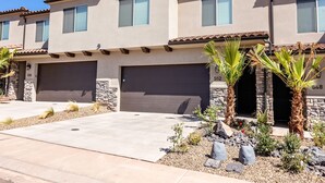 A two-story house with a garage, stone pillars, and palm trees in the driveway. - Luxury Zion Escape sleeps 12 *Private Hot Tub* (Washington)