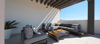 Amazing 6-BR villa with pool close to the beach