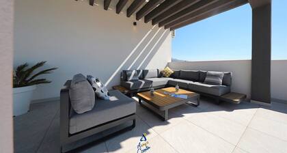 Amazing 6-BR villa with pool close to the beach