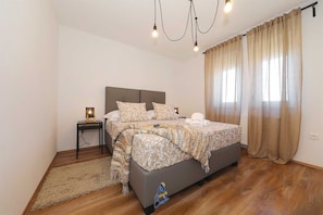 6 bedrooms, iron/ironing board, travel cot, WiFi