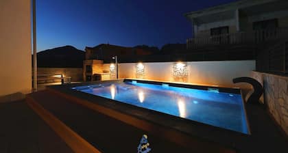Fantastische 6-Schlafzimmer-Villa mit Pool in Strandnähe