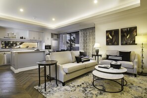 Apartament executiu, 2 dormitoris, 2 banys | Sala d'estar | Televisor intel·ligent