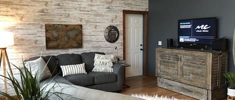 TV connectée, cheminée, jeux vidéo, lecteur de DVD