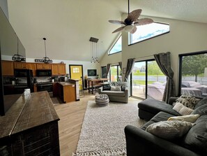 Smart TV, chimenea, videojuegos y reproductor de DVD 