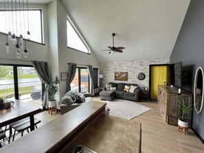 Smart TV, chimenea, videojuegos y reproductor de DVD 