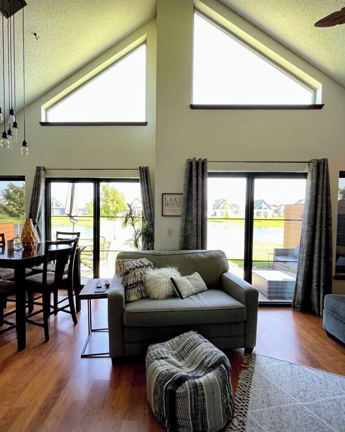 智能電視、壁爐、電子遊戲、DVD 播放機