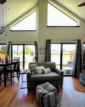 Älytelevisio, takka, videopelejä, DVD-soitin