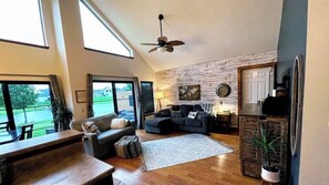 Älytelevisio, takka, videopelejä, DVD-soitin