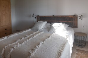 3 slaapkamers, een bureau, een strijkplank/strijkijzer, reisbedje