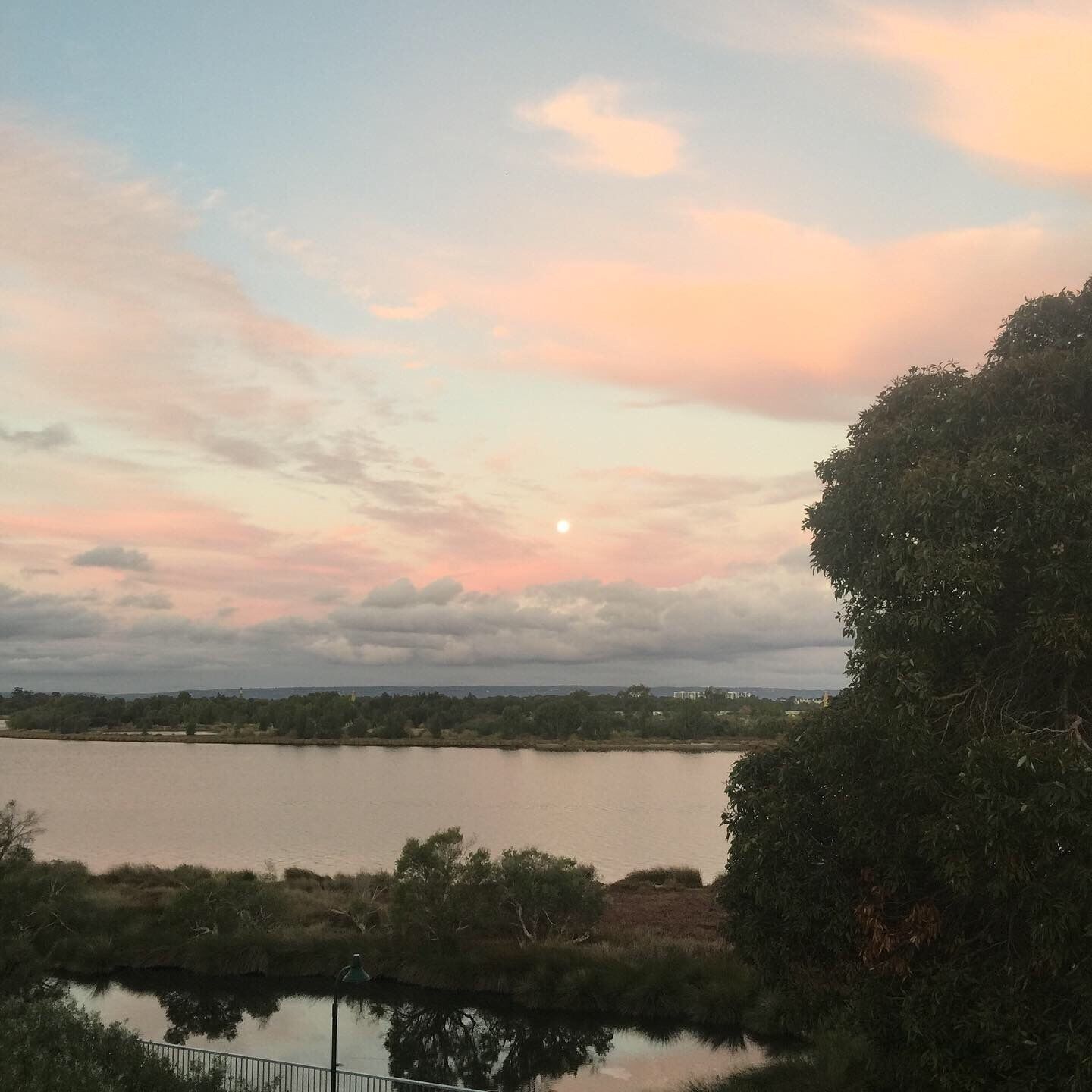 Uninterrupted Swan River Views -Executive Stay close to Optus Stadium & Casino. — image 5