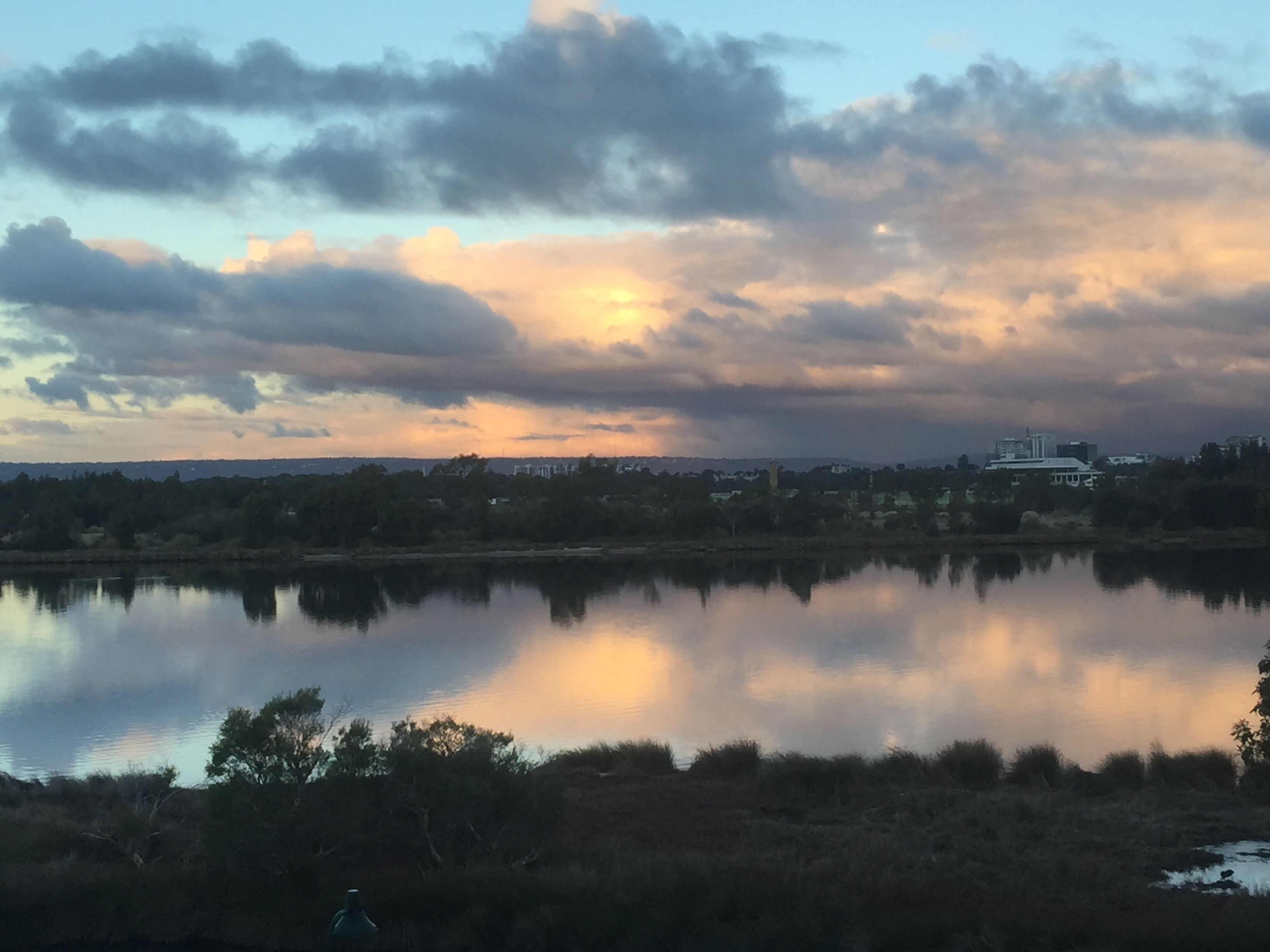Uninterrupted Swan River Views -Executive Stay close to Optus Stadium & Casino. — image 3