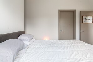 3 室のベッドルーム、デスク、アイロン / アイロン台、WiFi (無料)