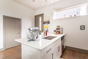 Frigorífico, microondas, horno y placa de cocina