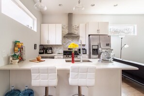 冷蔵庫、電子レンジ、オーブン、コンロ