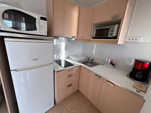 Refrigerador, microondas, cafetera y tetera y tostadora 