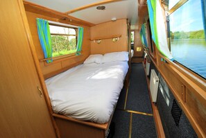1 bedroom, bed sheets - Narrowboat - Sleeps 10 - Raki Raki - 69ft (Middlewich)