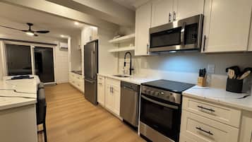 Frigorífico, microondas, horno y placa de cocina