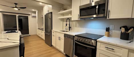Refrigerador, microondas, horno y parrilla de estufa