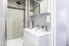 Douche, sĂšche-cheveux, serviettes fournies, papier toilette