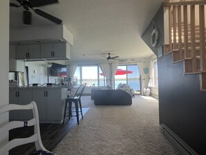 Smart TV, fireplace, books, music library - Riverside Retreat, sit back and relax...:-) (Sault Ste. Marie)