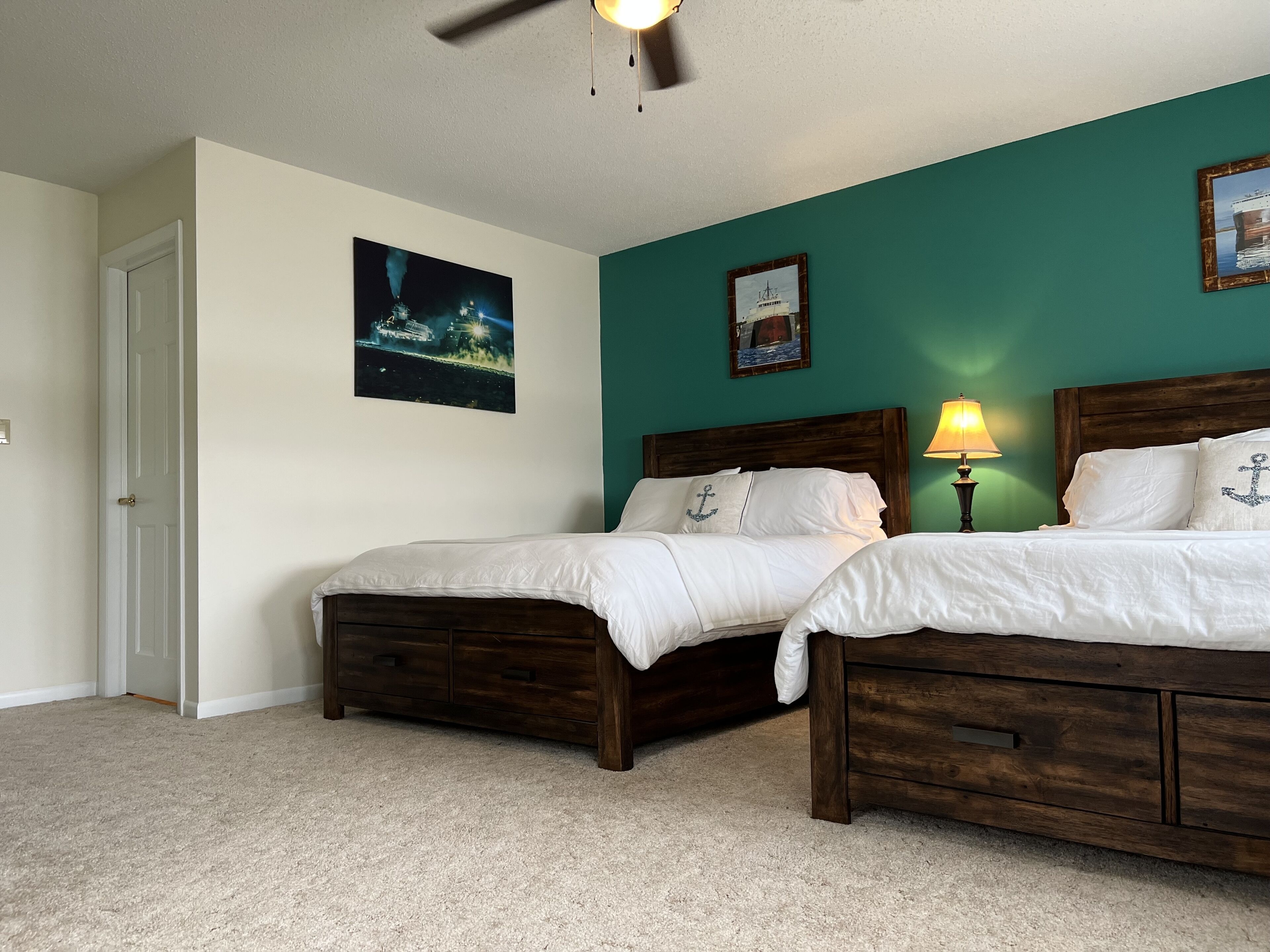 1 Schlafzimmer, Zimmersafe, Schreibtisch, Bügeleisen/Bügelbrett