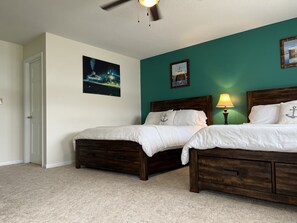 1 habitación, caja de seguridad en la habitación y escritorio 