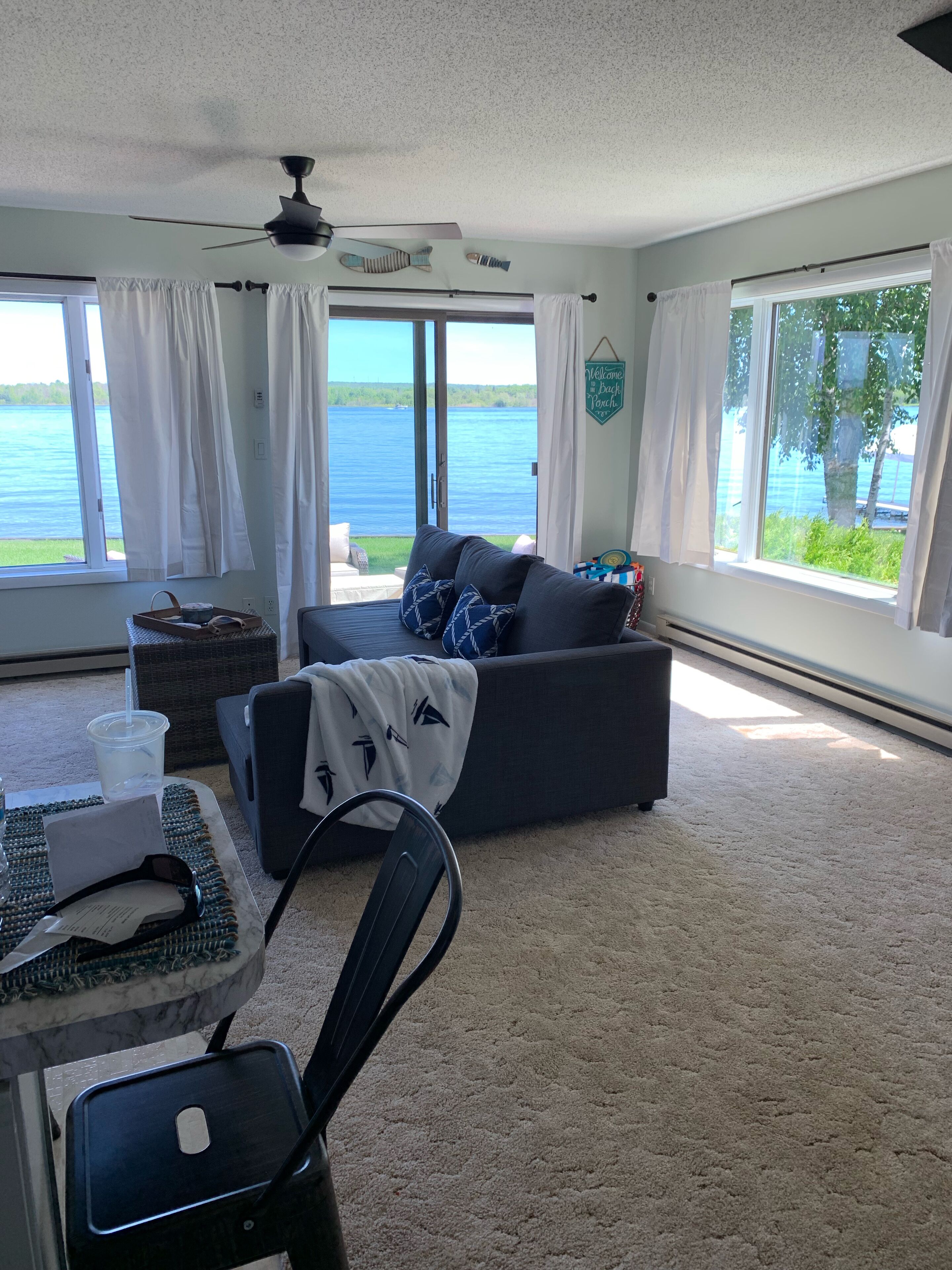 Smart-TV, Kamin, Bücher, Musikbibliothek