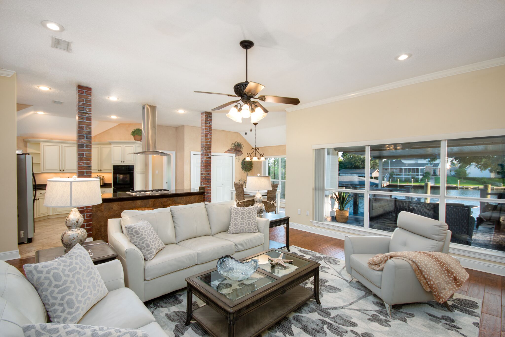 Smart-TV, peis og bøker