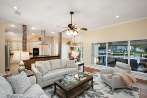 Smart-tv, eldstad och böcker