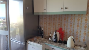 Een koelkast, een microgolfoven, een oven, een kookplaat