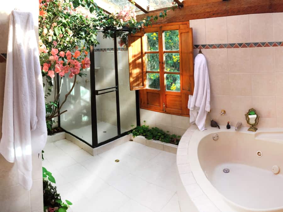 Deluxe Double Room | Bathroom | Towels