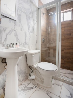 Douche, serviettes fournies, savon, shampoing