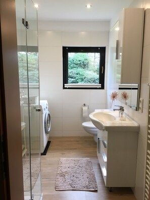 Een douche, zeep, toiletpapier