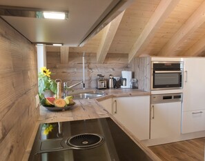 Jääkaappi, liesi, astianpesukone, kahvin-/teenkeitin