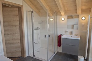 Badkar, hårtork, handdukar och tvål