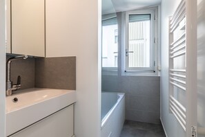 Kombinert dusj/badekar, hårføner, håndklær og såpe