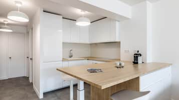 Fridge, oven, stovetop, dishwasher