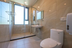 Bathroom shower - Kenting Anshantinyuan Inn (Hengchun)