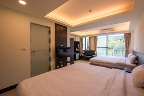 高级四人房 | 特色家居、办公桌、遮光窗帘、免费 WiFi