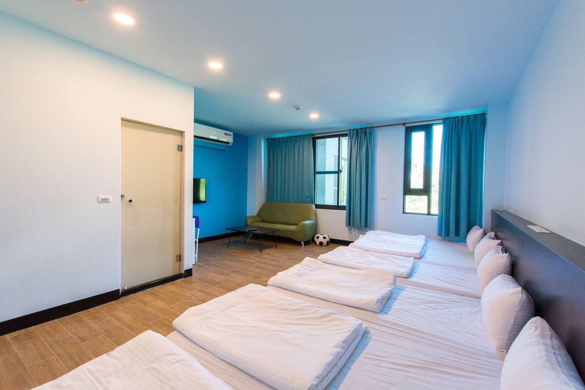 Family Room | Desk, blackout drapes, WiFi (free), individually furnished